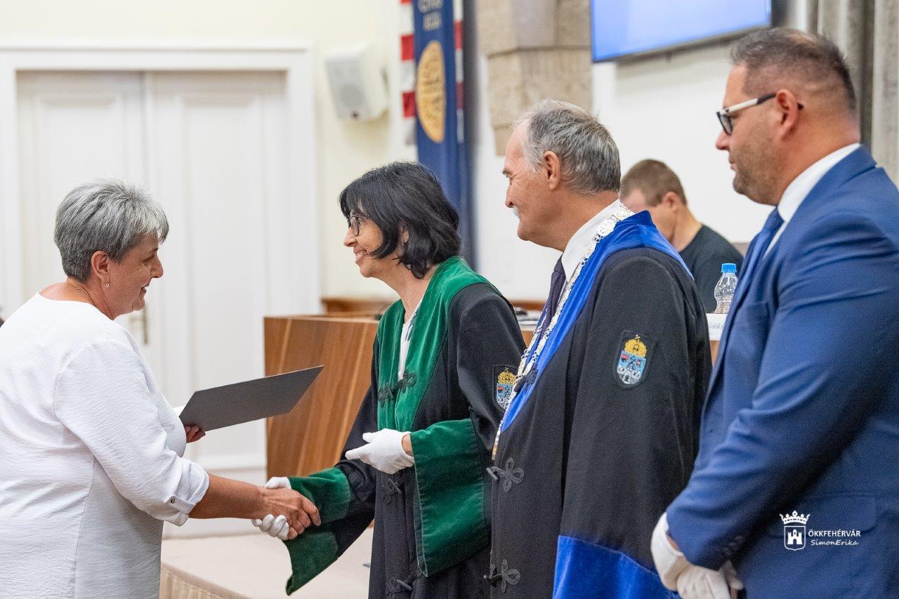 Ezüst diplomákat adott át az Óbudai Egyetem