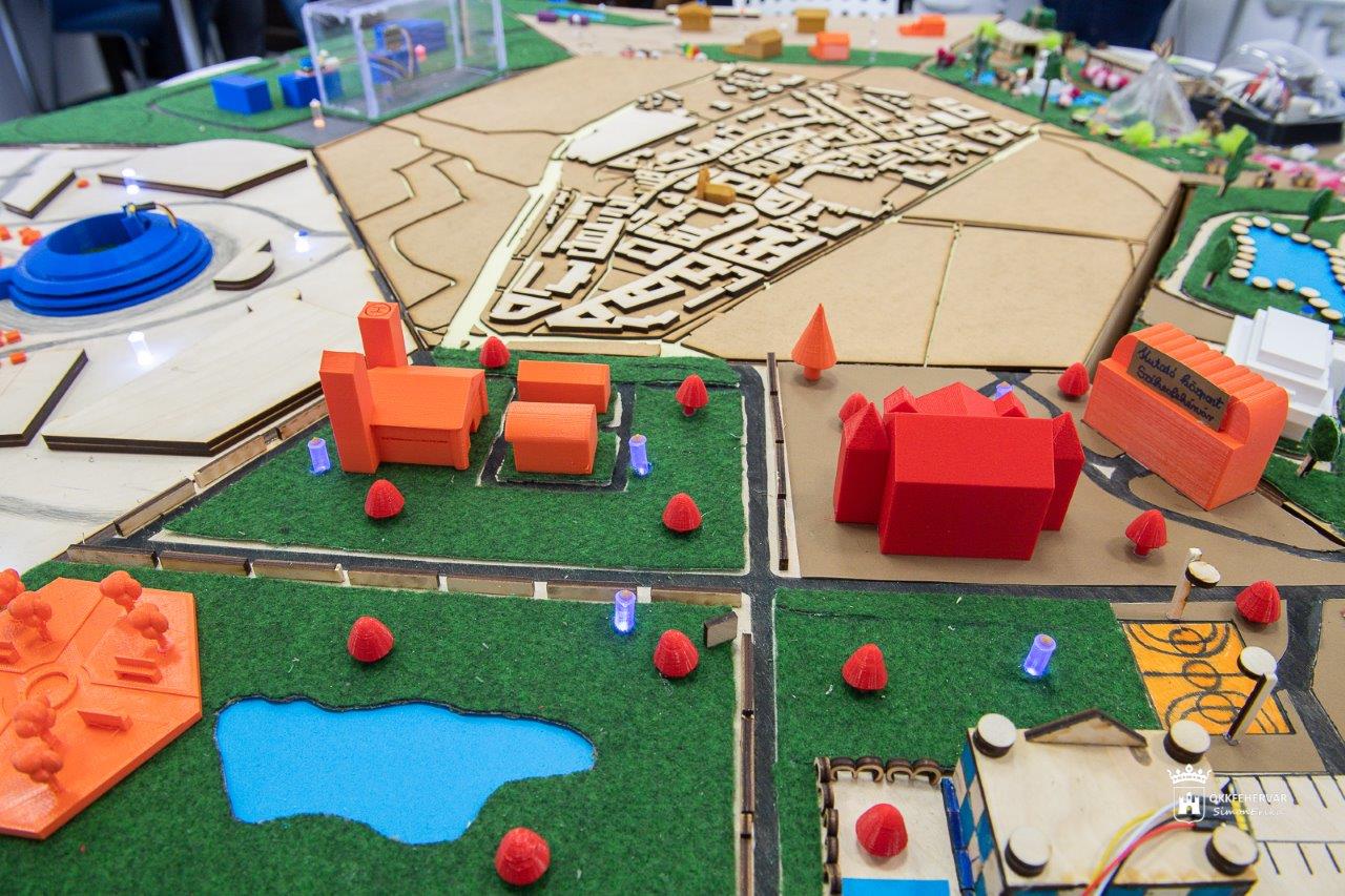 Csekkátadó ünnepség az Alba Innovár Digitális Élményközpontban