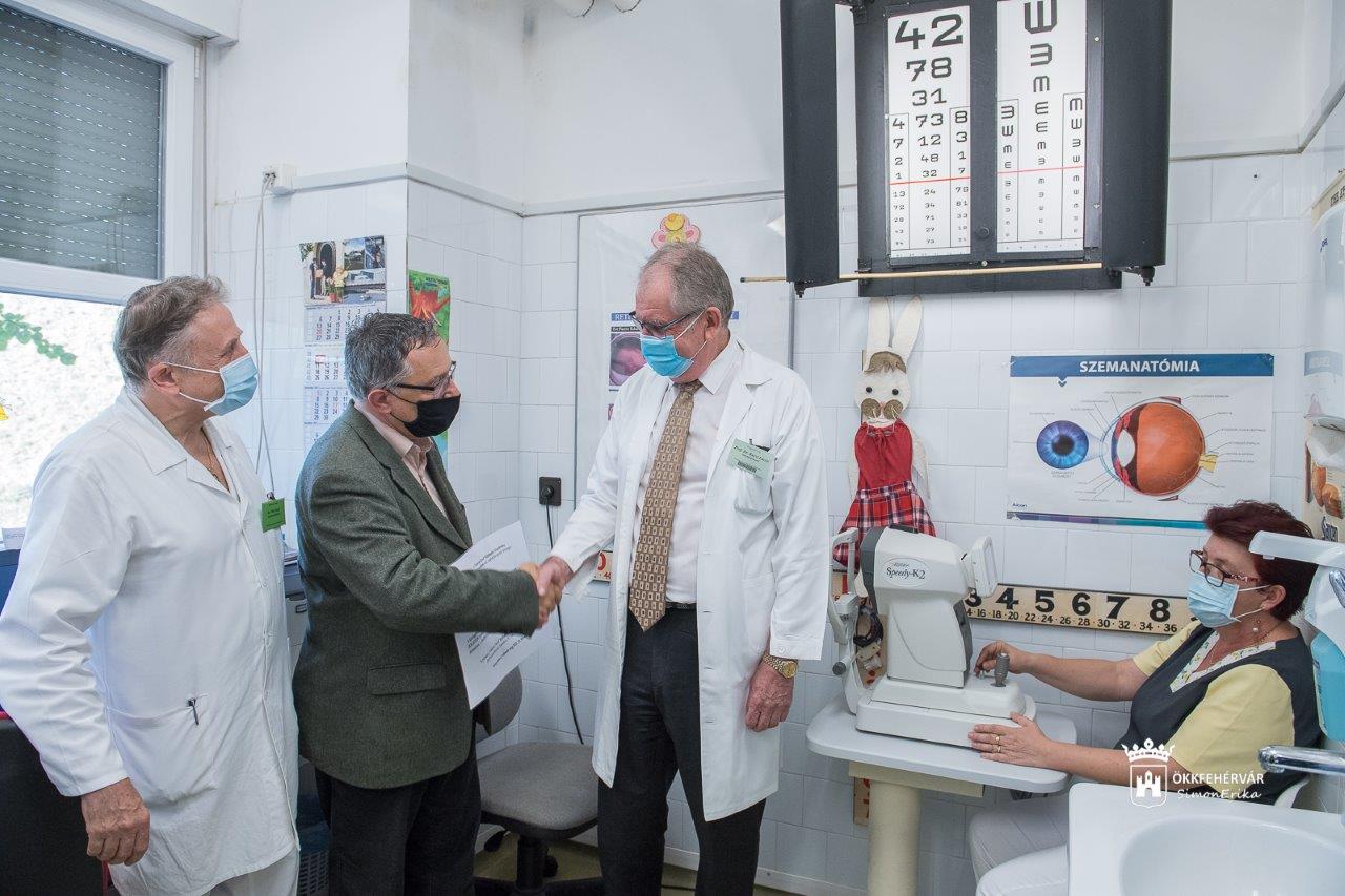 Szemészeti diagnosztikai készülékkel gazdagodott a Szent György Kórház