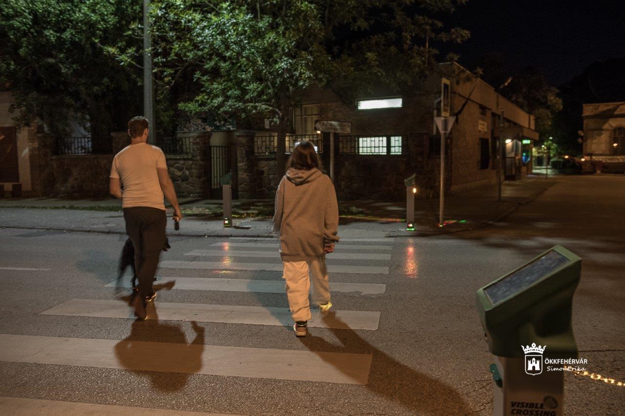 Intelligens gyalogos átkelőhely a kórház előtt