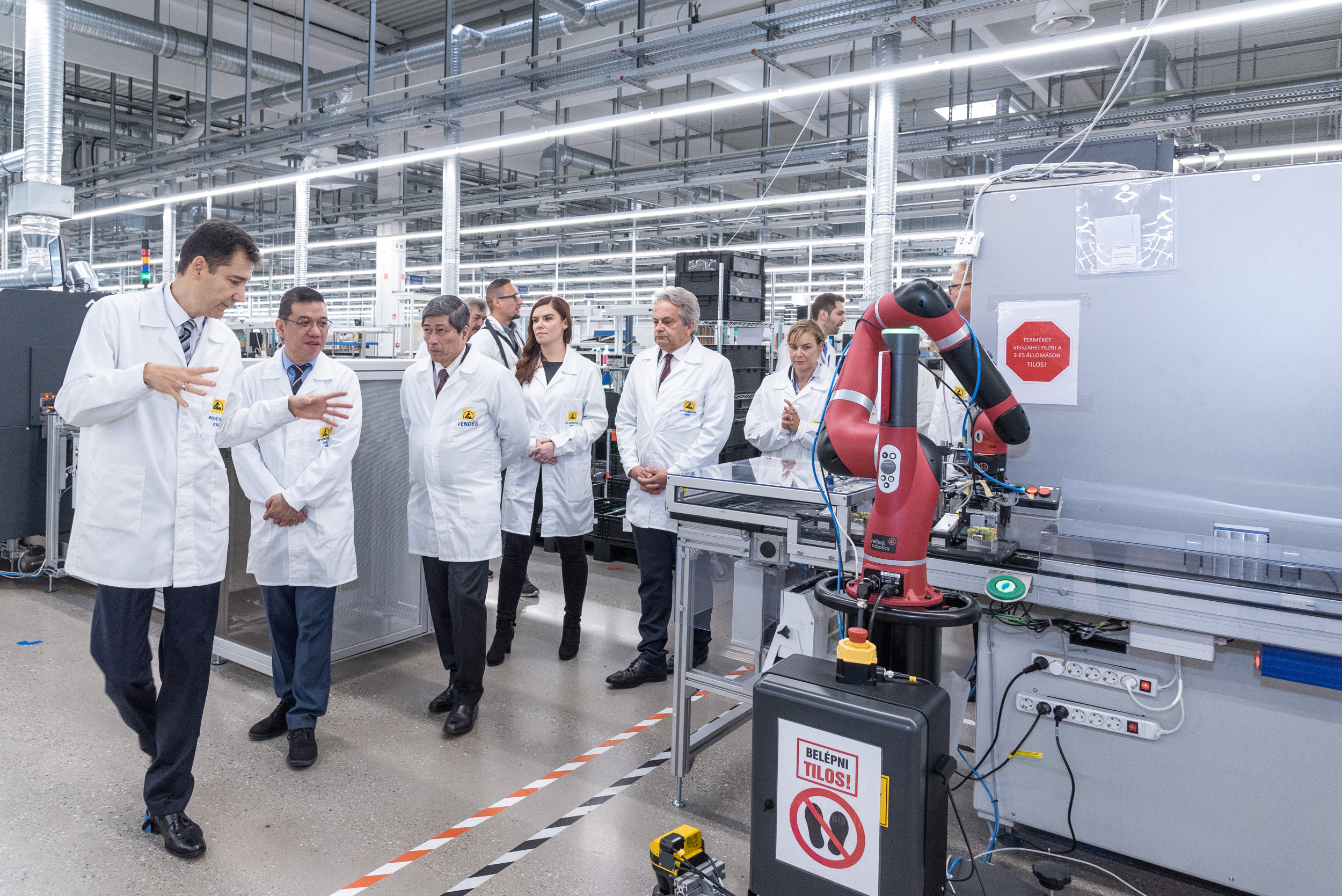 Fülöp-szigeteki delegáció látogatása a VIDEOTON EAS Kft.-nél és Városházán