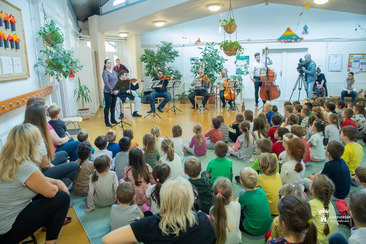 A Gyöngyvirág Óvodába érkezett a Alba Regia Szimfonikus Zenekar Hangszervilág-sorozata