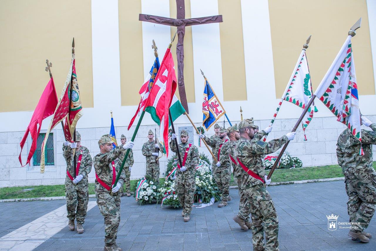 Koszorúzás 2021. október 23-án a Bazilika 56-os emlékkeresztjénél