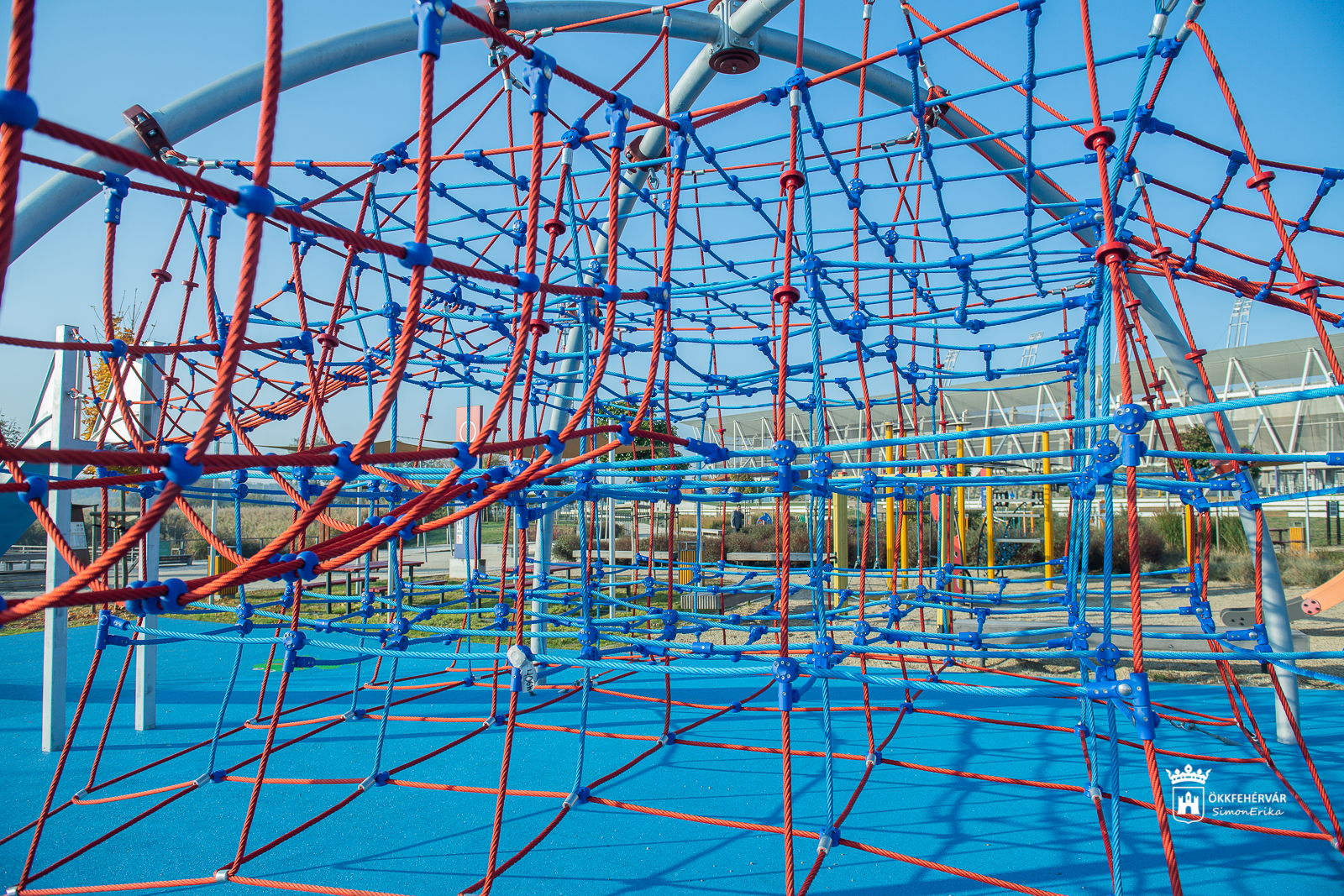 Nézze meg milyen lett a Sóstó Látogatóközpont előtti új játszótér!