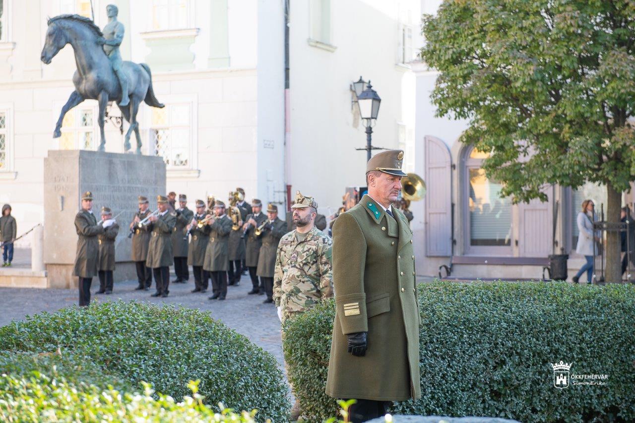 Néma koszorúzás Halottak napjához kapcsolódóan a Városház téren