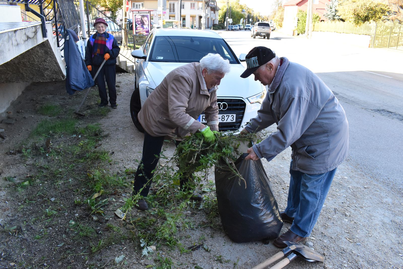 A Nosztalgia Klub őszi nagytakarítása a Nyitra ABC-nél