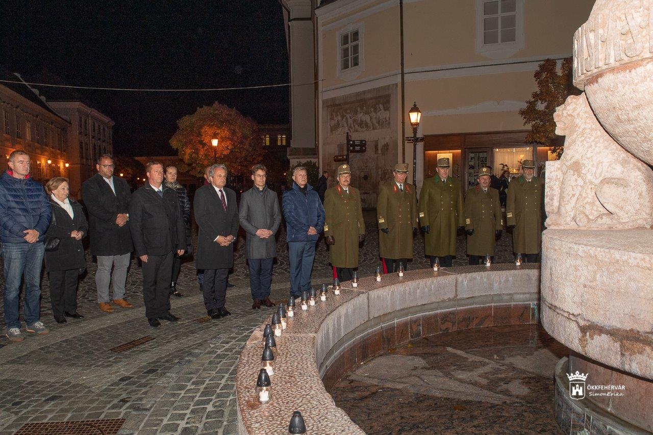 Mécsesek gyúltak az 56-os hősökért az Országalmánál