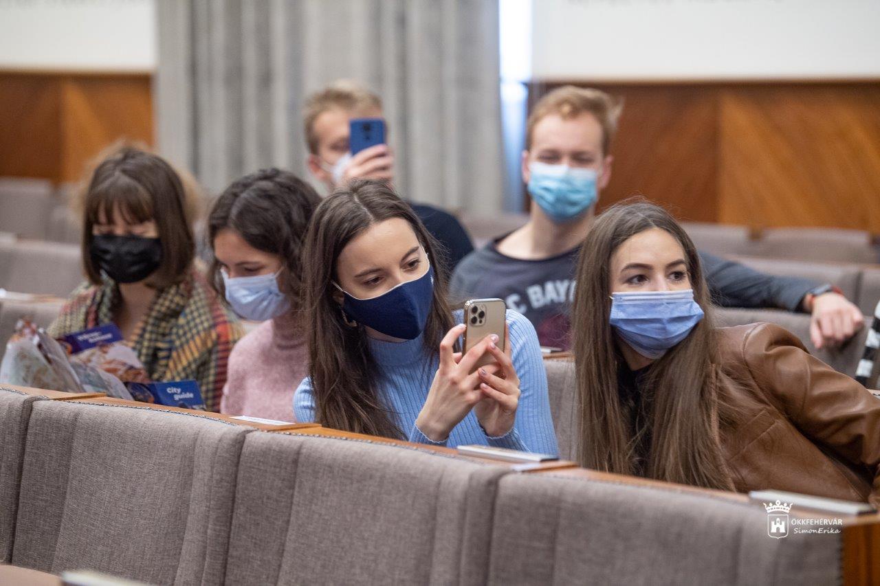 ERASMUS-os francia és olasz egyetemisták a Városházán