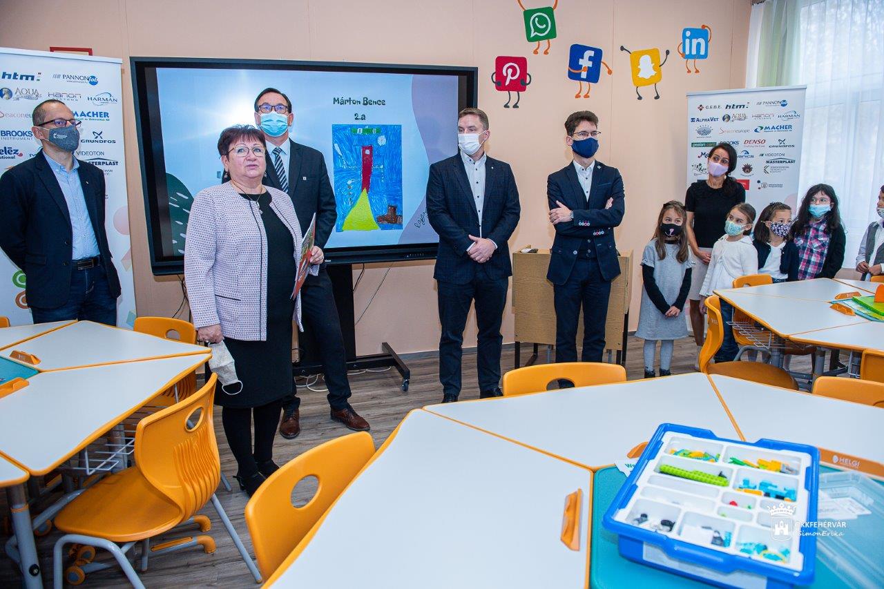 Digitális tantermet avattak az István Király Általános Iskolában