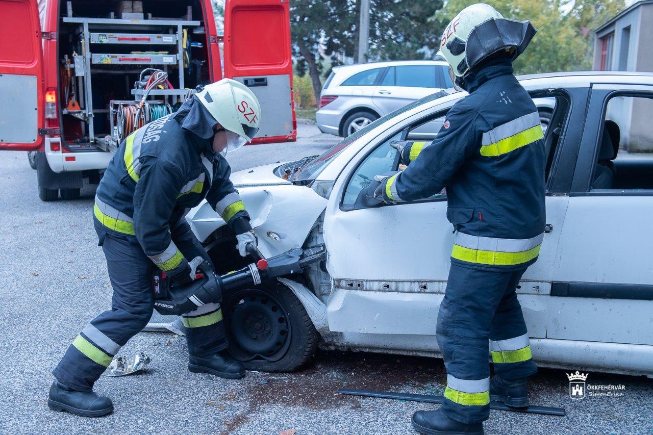 Akkumulátoros feszítő-vágó berendezés városi támogatásból a tűzoltóságon