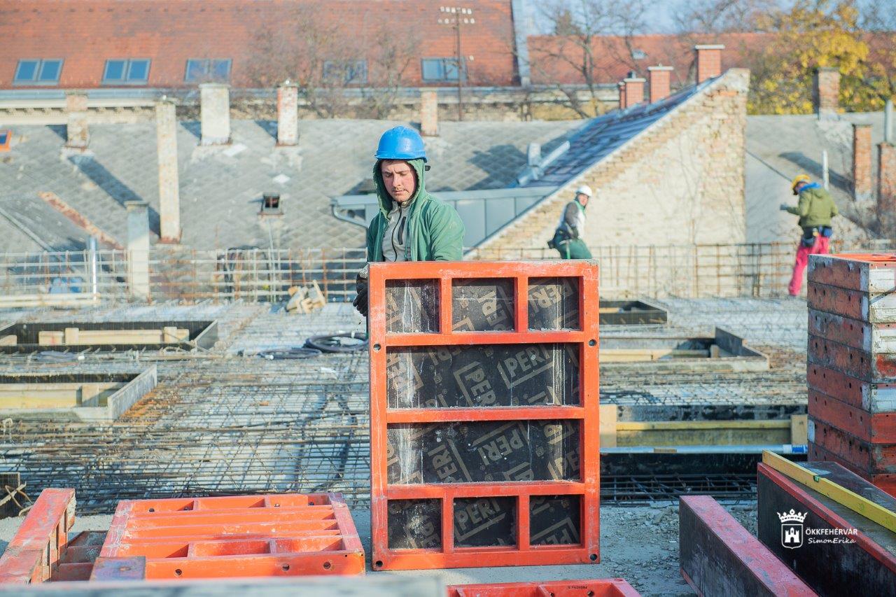 Nézze meg képeken a Ciszterci új tornacsarnokának és dísztermének építését!
