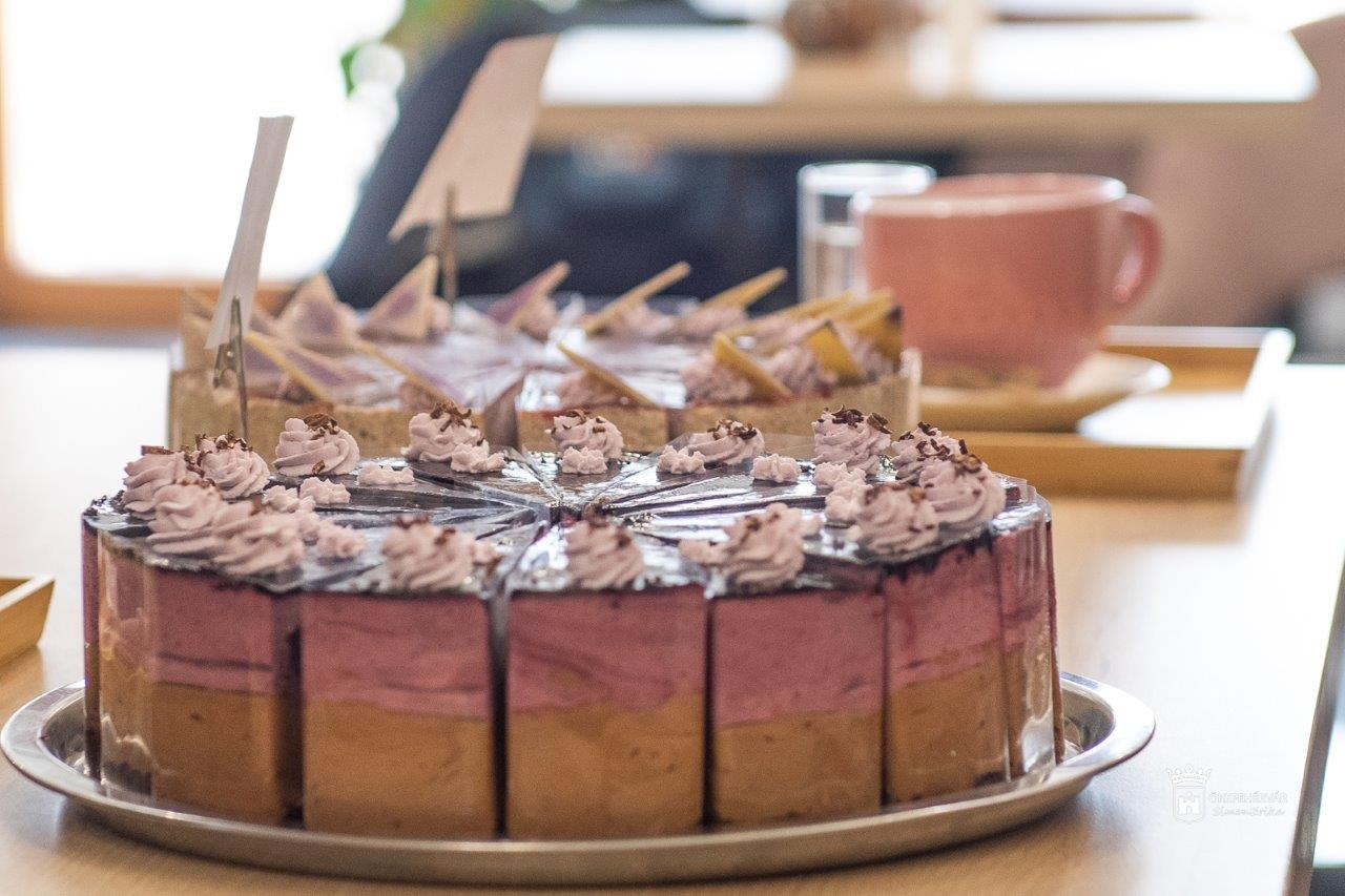 Egyél, vegyél, kérj egy lila sütit! akció Fehérváron