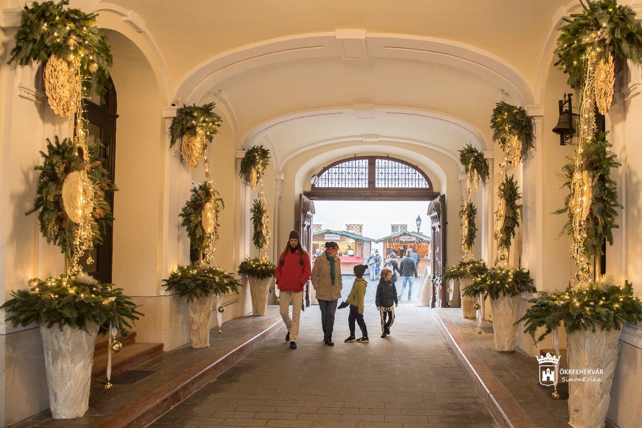 Megnyílt az Adventi Udvar a Püspökségen