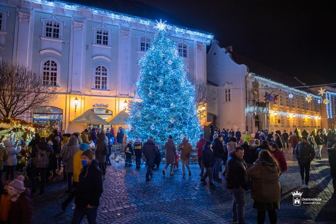 Felgyúltak az adventi fények Székesfehérvár Belvárosában