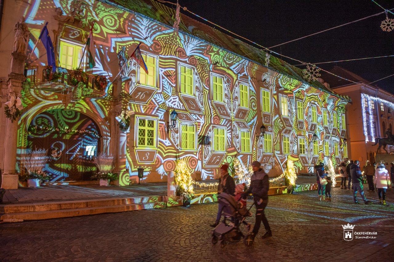 Városházi adventi naptár - kinyílt az első ablak