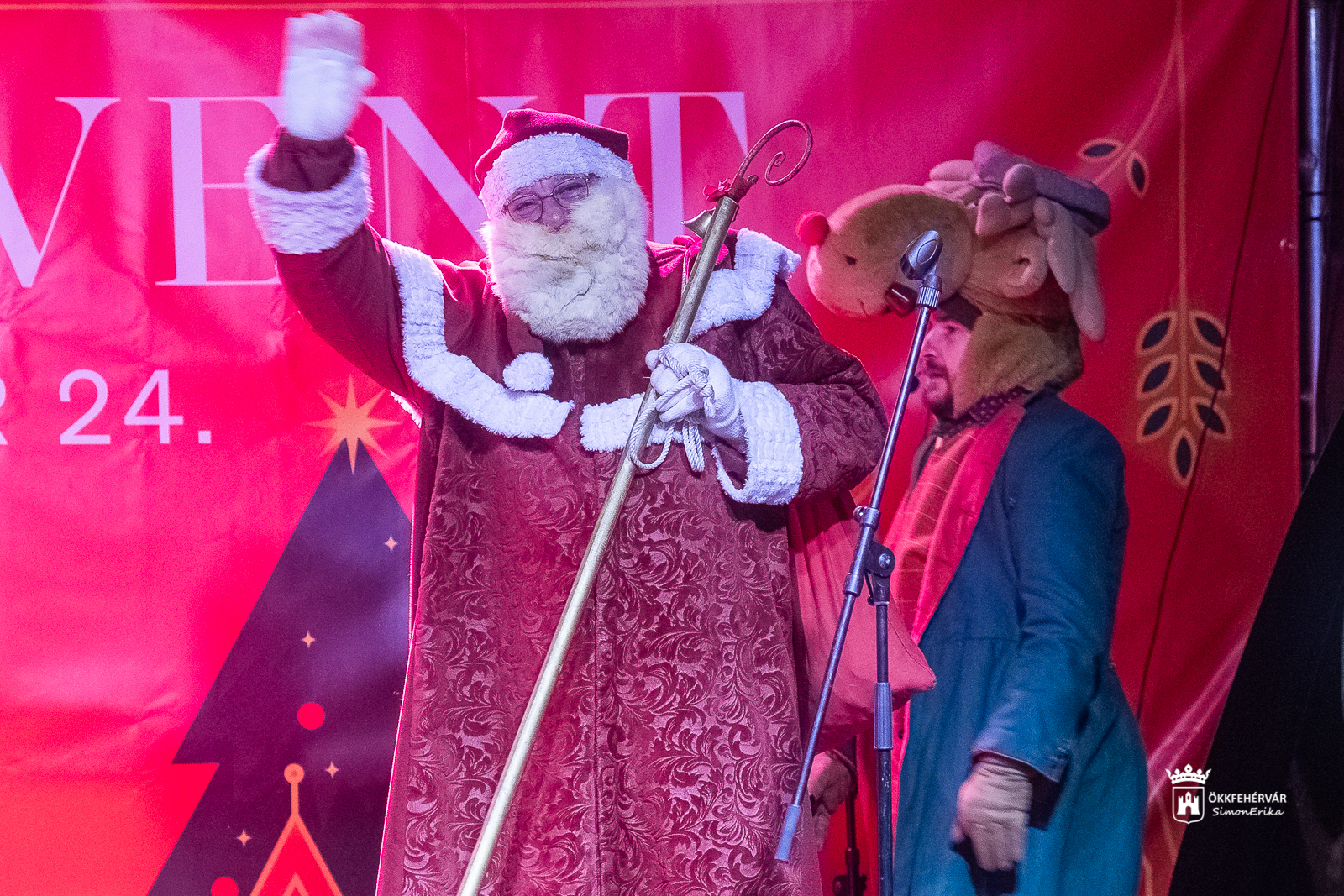 Így érkezett meg a Mikulás a Városház térre