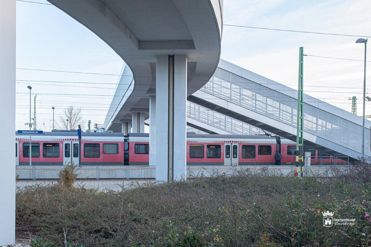 Elkészült a gyalogos felüljáró a vasútállomáson