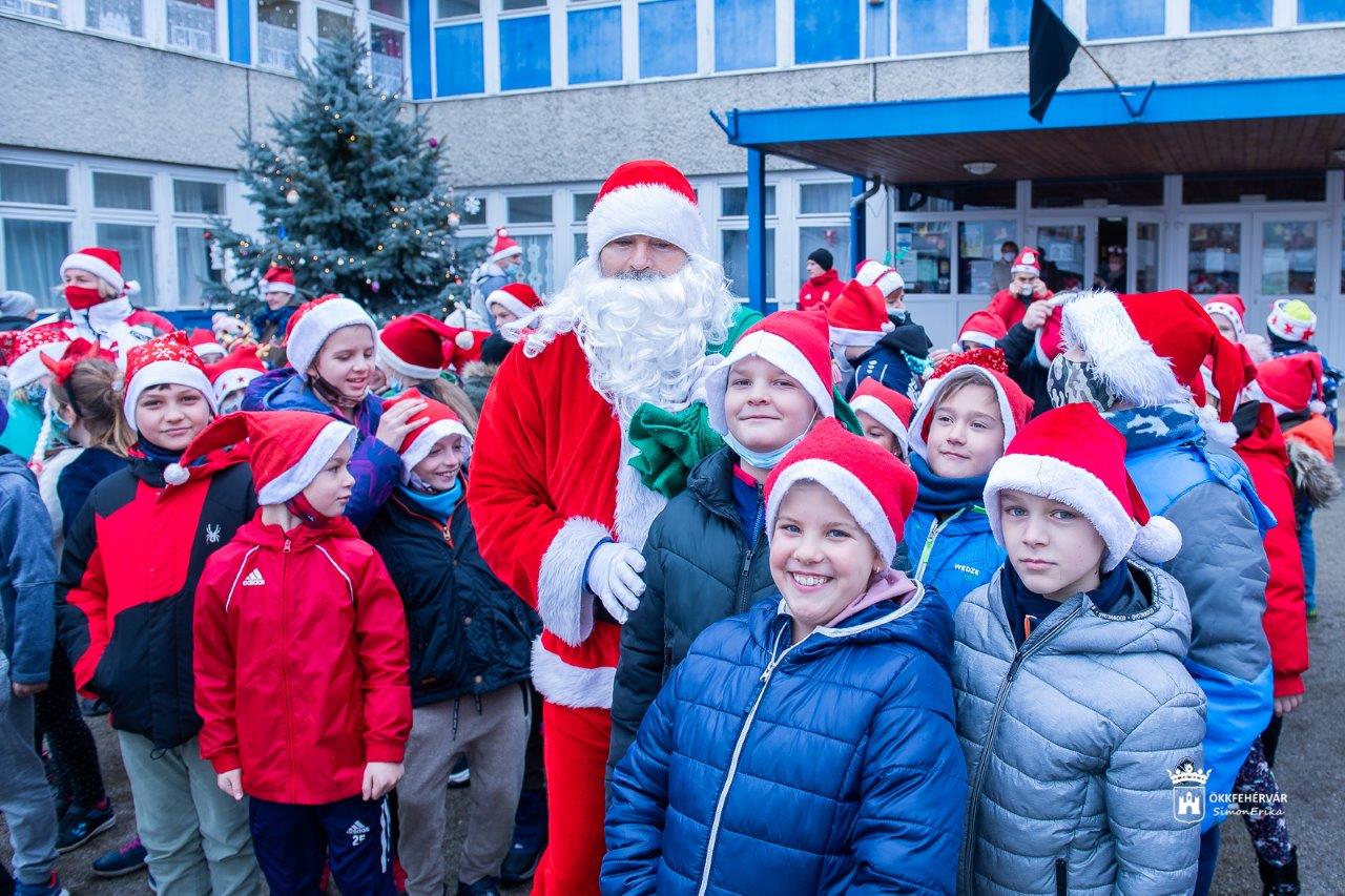 Mikulás-futás Kovács Istvánnal a Tóvárosban