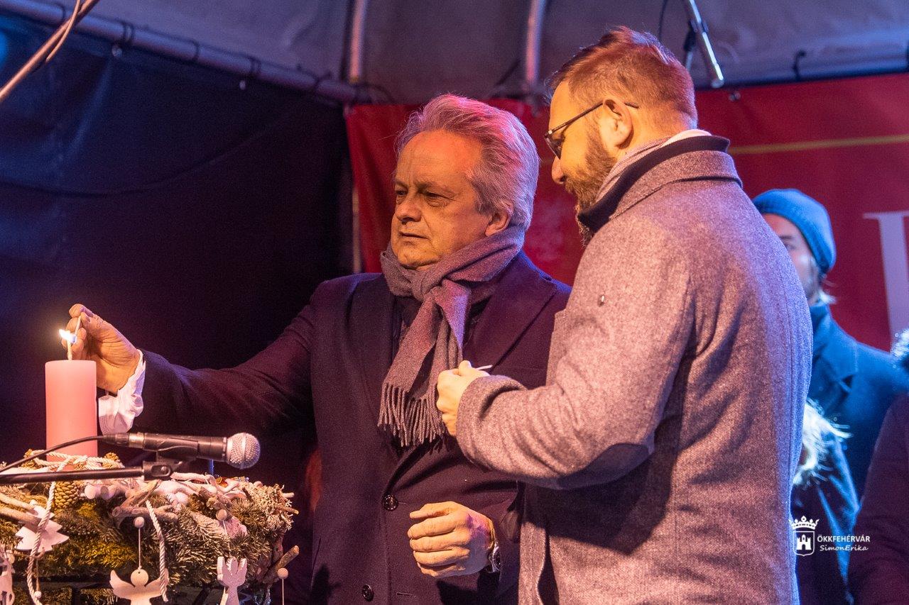 A harmadik adventi gyertyát is meggyújtották a város koszorúján