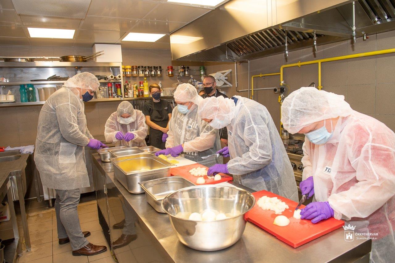 Így főznek a Szent Kristóf Ház lakói a MOL Aréna Sóstó konyháján