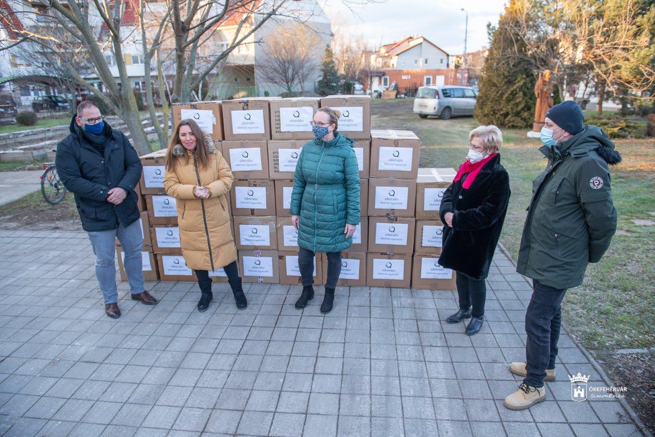 Sikeratív adományátadás a Krízisközpontban