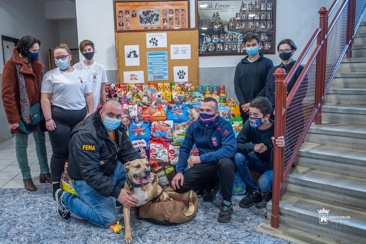 A FEMÁ-sok kapták a deákos és vörösmartys diákok adományait