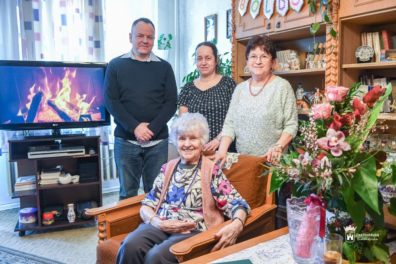 90. születésnapján köszöntötték Tóth Kálmánnét