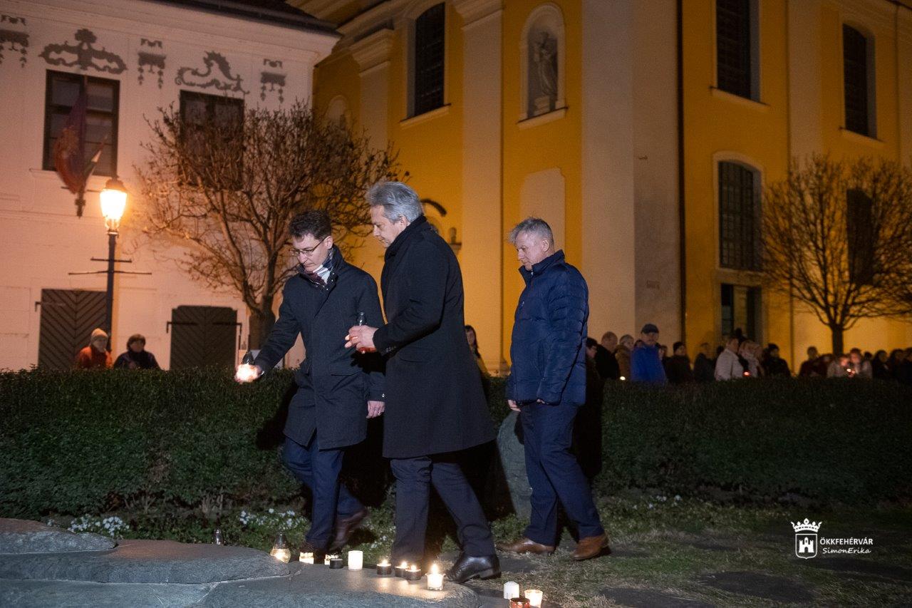Mécsesek gyúltak a békéért Székesfehérváron