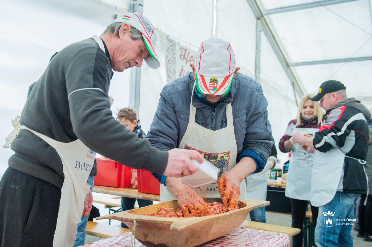 Ilyen volt a VI. Fehérvári Kolbásztöltő Fesztivál a Jancsárkertben
