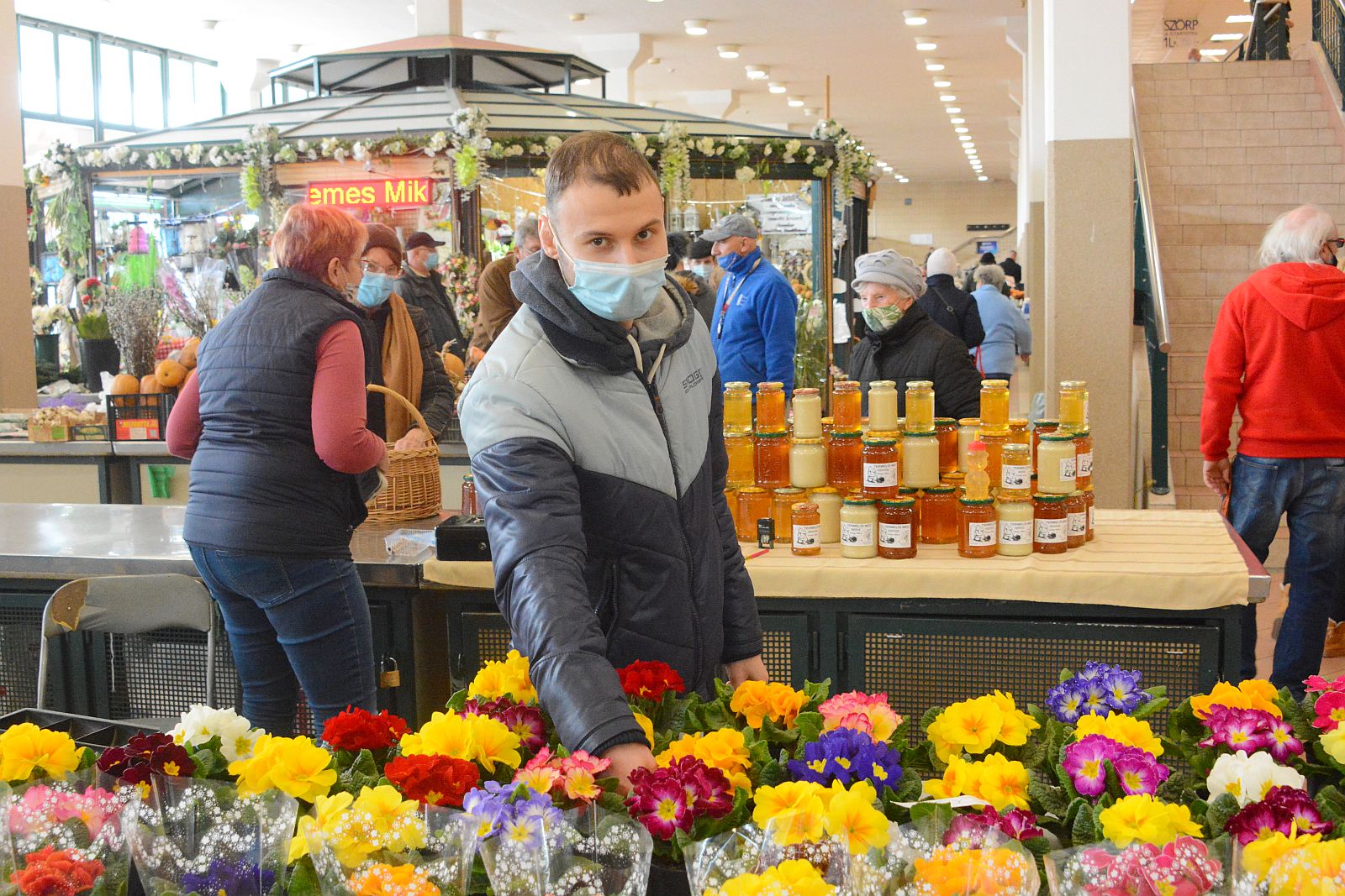 Frissen a termelőktől - nőnap előtti képek a Városi Piacról