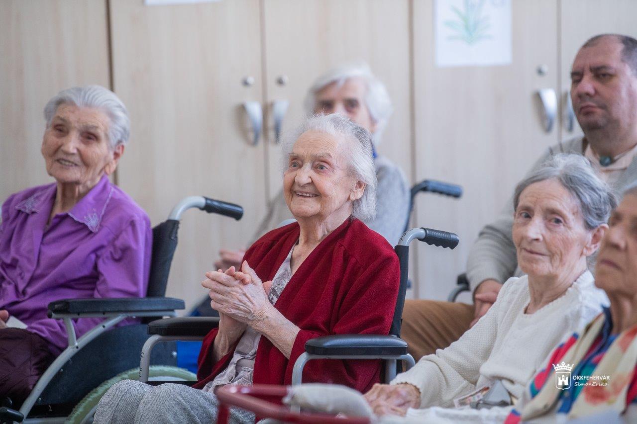 Nőnapi meglepetés a a Rákóczi úti idősotthonban