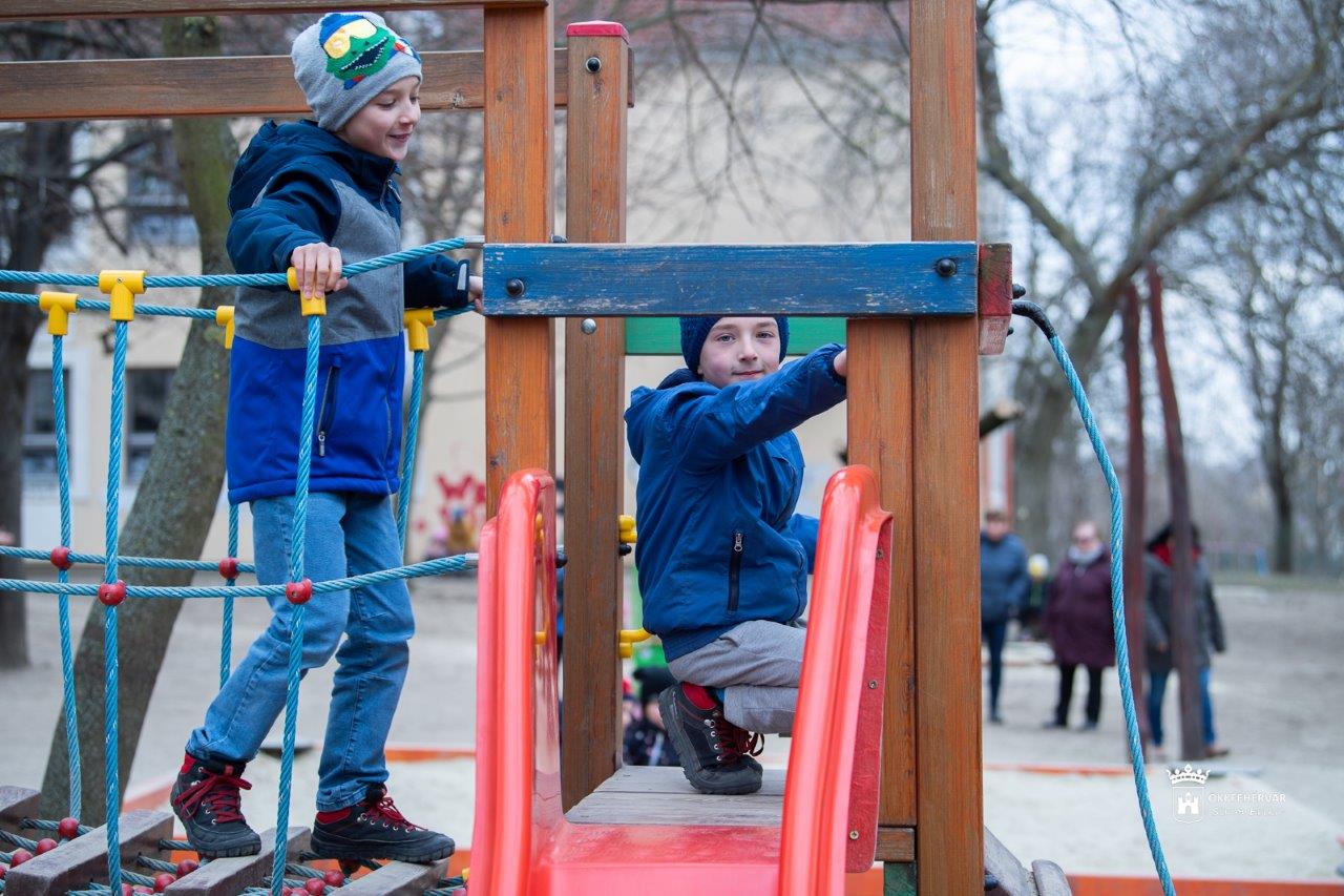 Ilyenek a Kossuth Lajos Általános Iskola új, udvari játszóeszközei