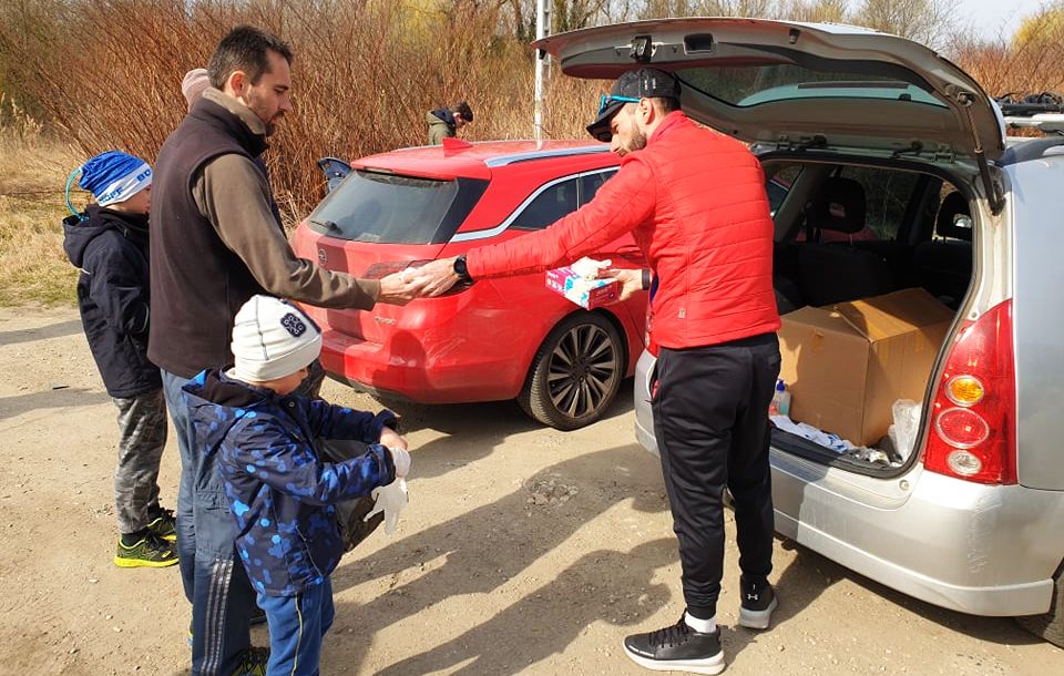 Az Alba Triatlon önkéntesei szedték a szemetet a Kereszttöltés utcában