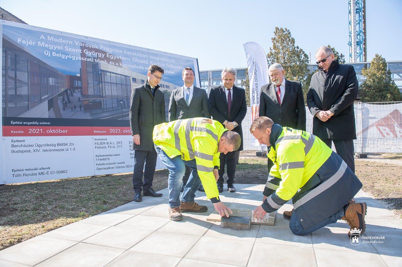 Elhelyezték az új belgyógyászati épület alapkövét