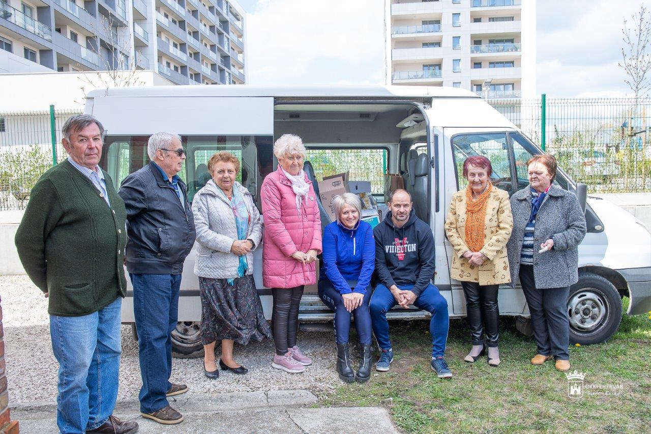 Útnak indult a fehérvári nyugdíjasklubok adománya