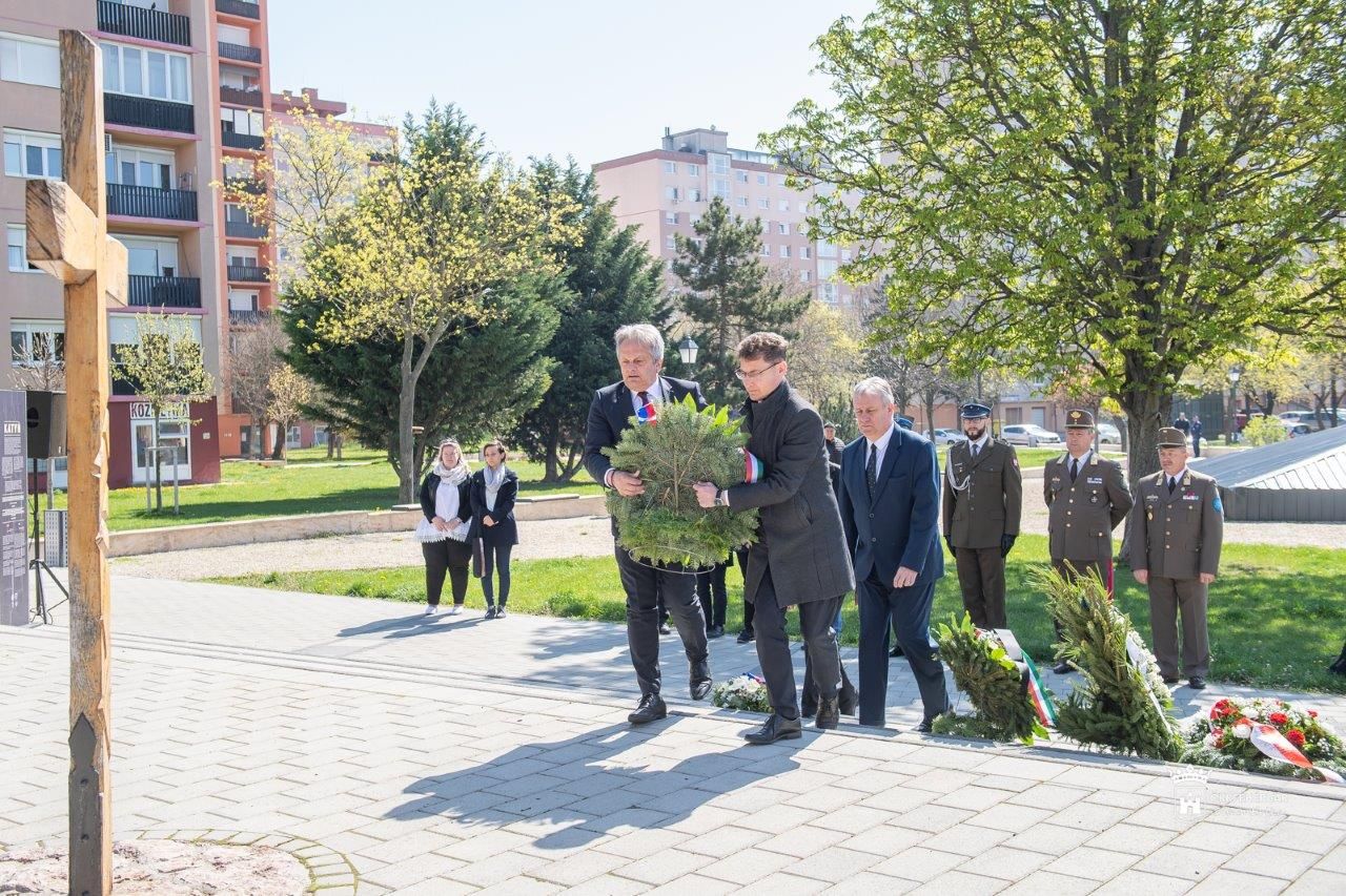 Néma koszorúzás a Katyni Áldozatok Emléknapján Székesfehérváron