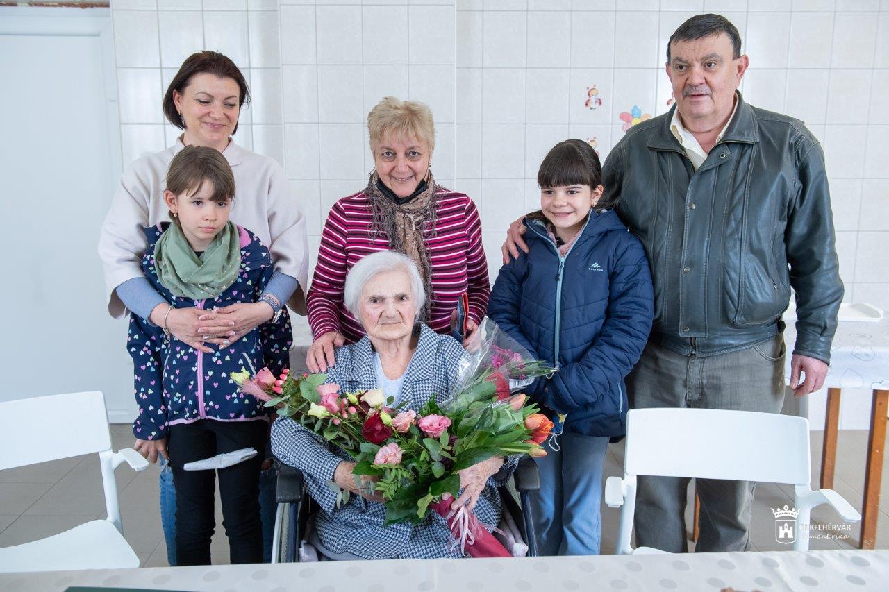 A 90 éves Pálmai Józsefnét köszöntötték