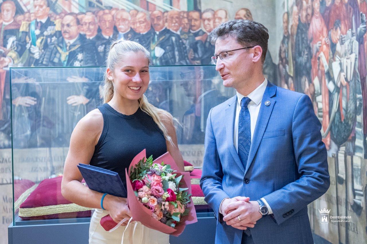 Polgármesteri Elismerő Emlékérmet vehetett át Szente Gréti