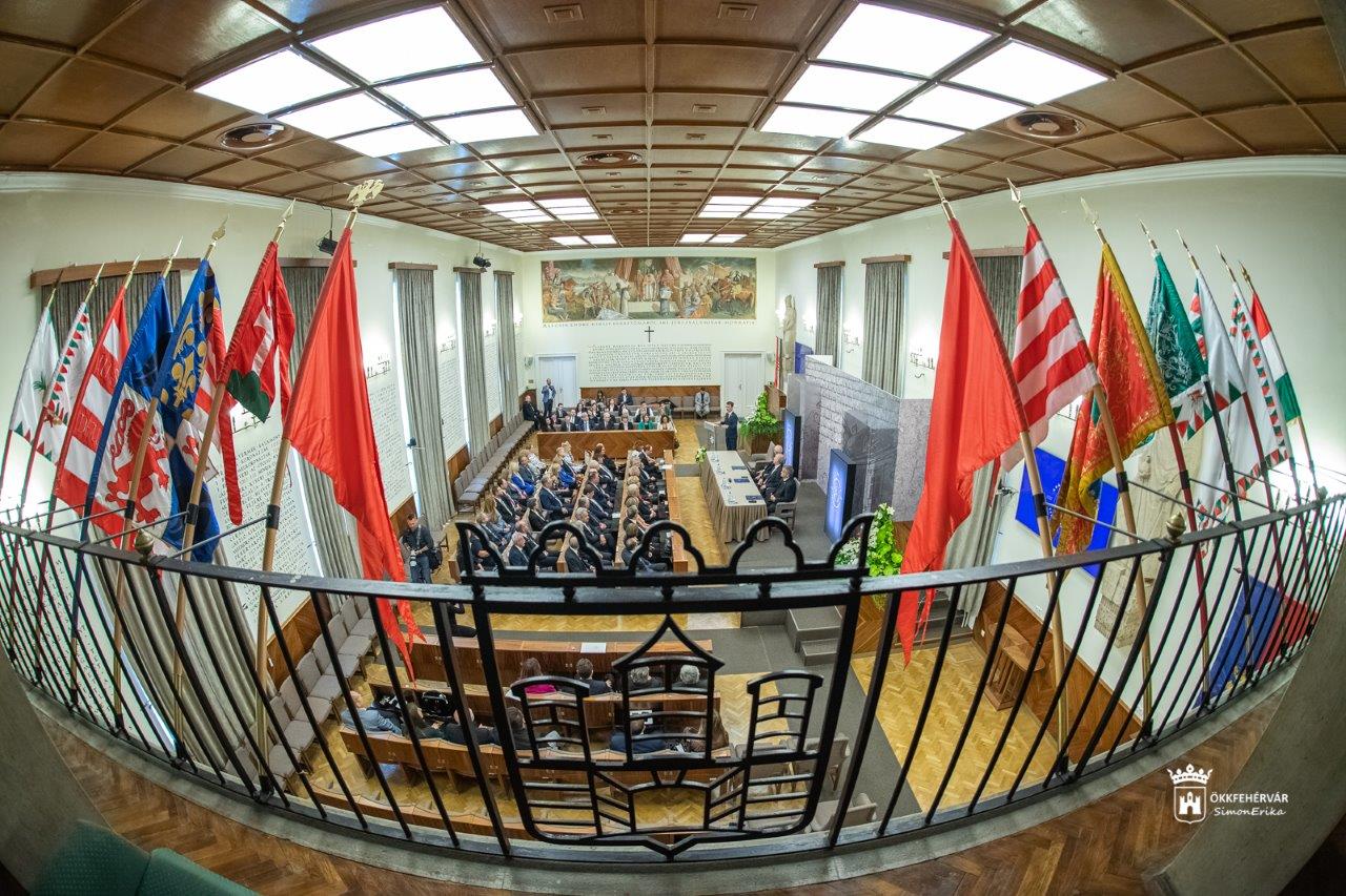 Székesfehérváron emlékezett a Kúria és az Alkotmánybíróság az Aranybullára