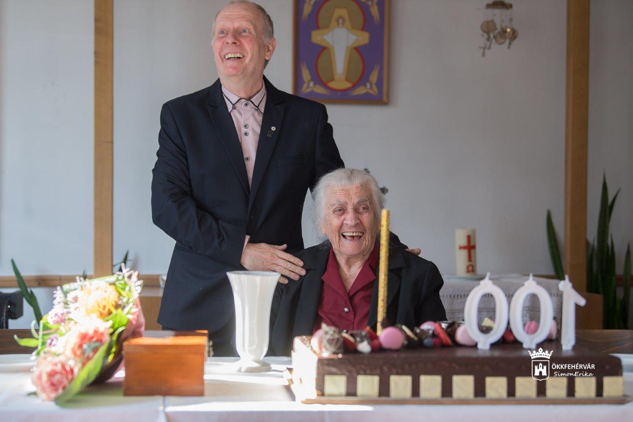 Századik születésnapján köszöntötték Gizi nénit
