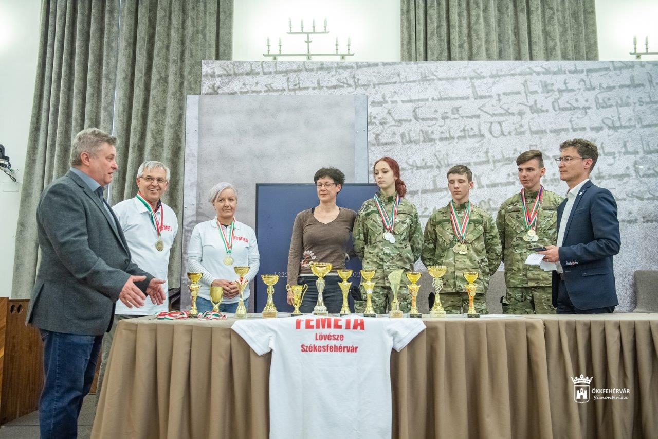 A Fejér Megyei Tartalékosokért Alapítvány sportlövészei a Városházán