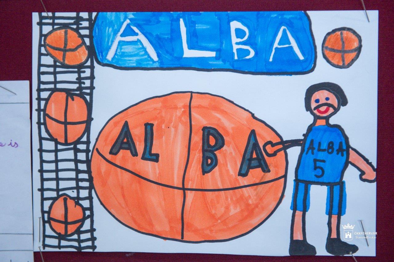 A kedvenc kosárlabda és kézilabda sportolóikat rajzolták le a diákok