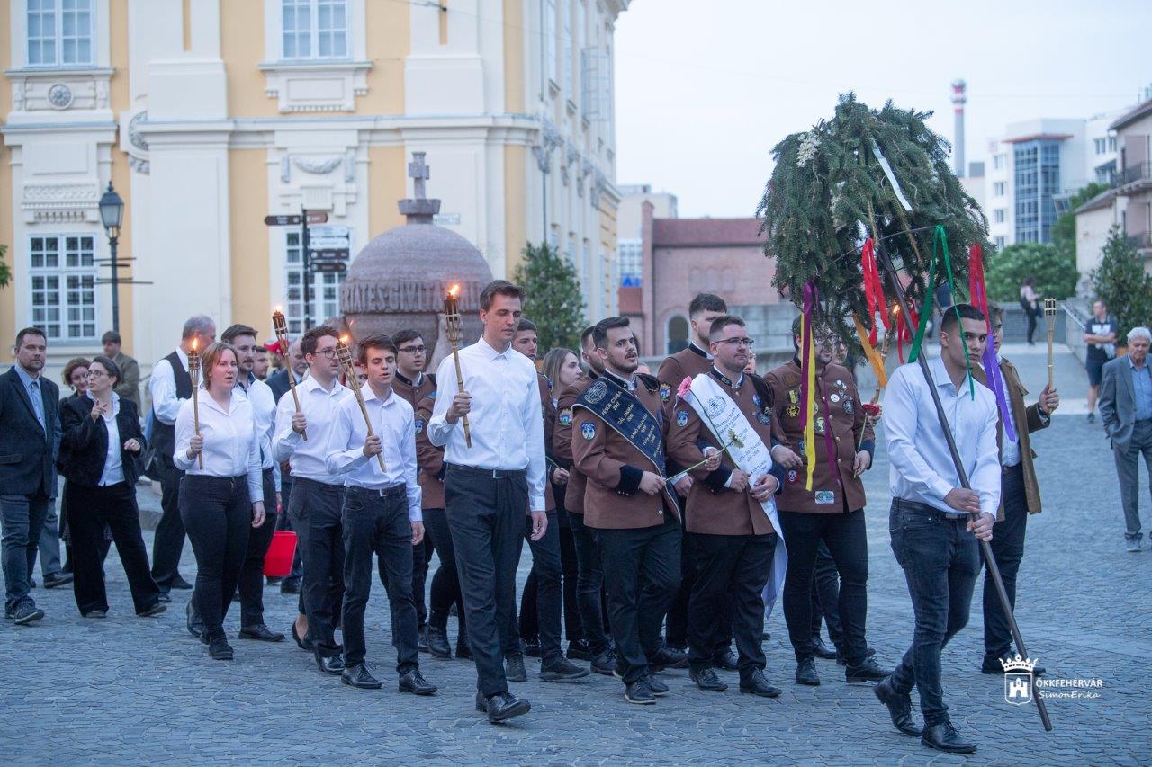 Világost a Geósnak! - így köszöntek el Fehérvártól a végzős geodéták
