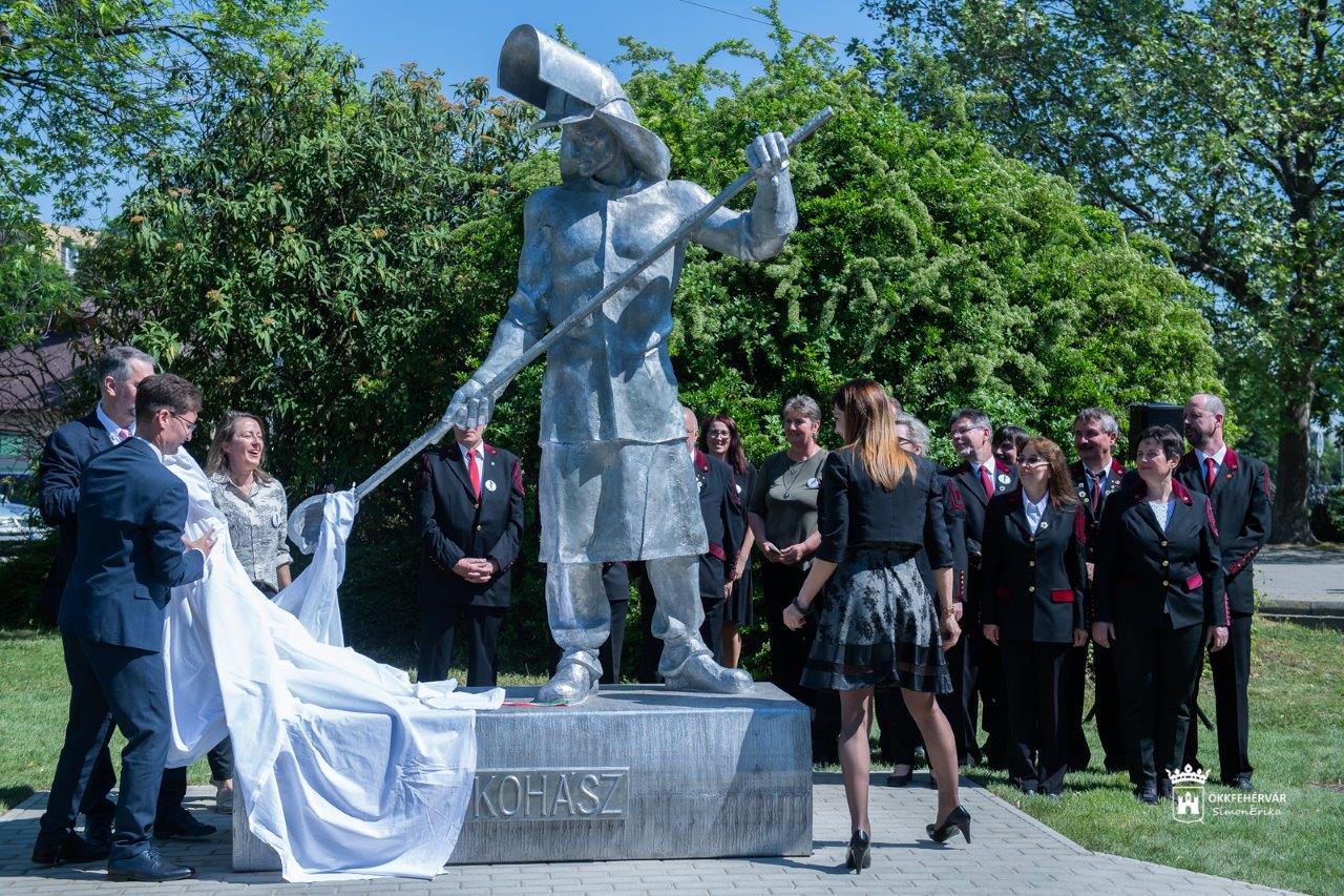 Felavatták a KOHÁSZ szobrát az Arconic-Köfém előtt