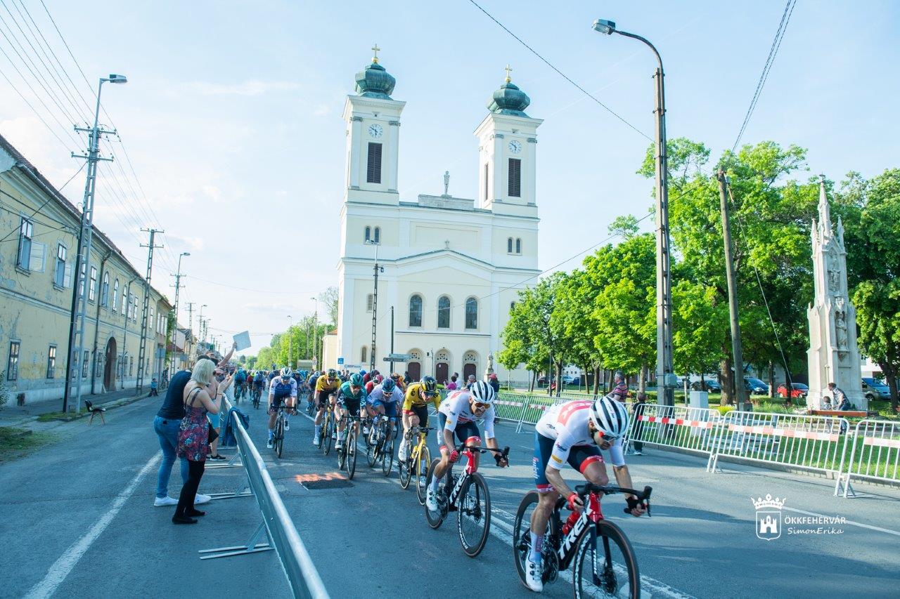 A Felsővároson keresztül érkezett a Tour mezőnye Székesfehérvárra