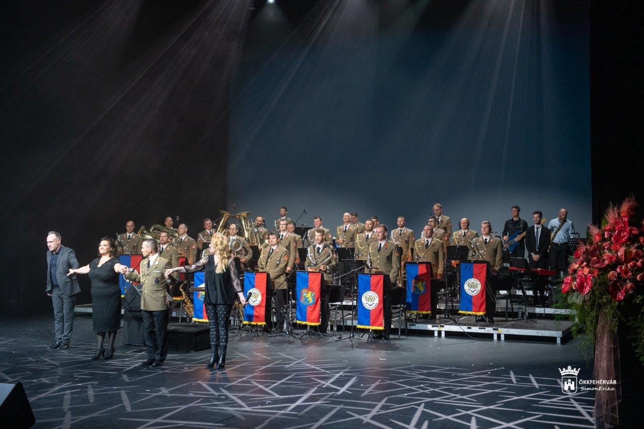 Fehérvár köszönti katonáit - gálaműsor a Vörösmarty Színházban