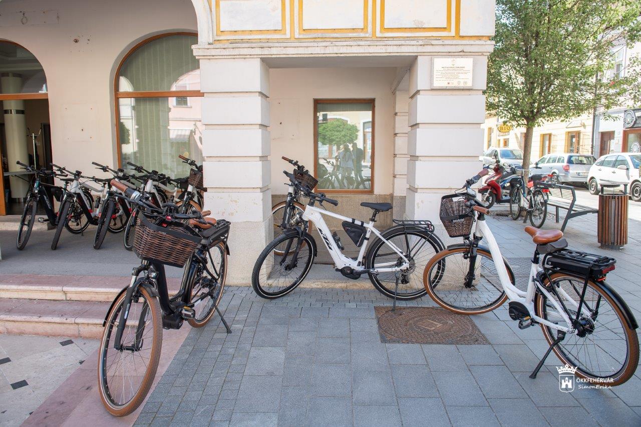 Elektromos kerékpárok  segítik a hivatalnokok munkáját