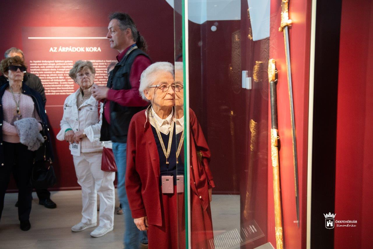 Dr. Prokopp Mária művészettörténész a Királyok és Szentek kiállításon