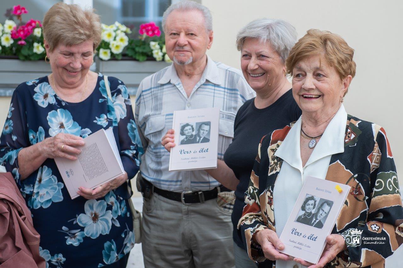 Vers és élet - bemutatták Szabóné Miklós Eszter életéről szóló  könyvet