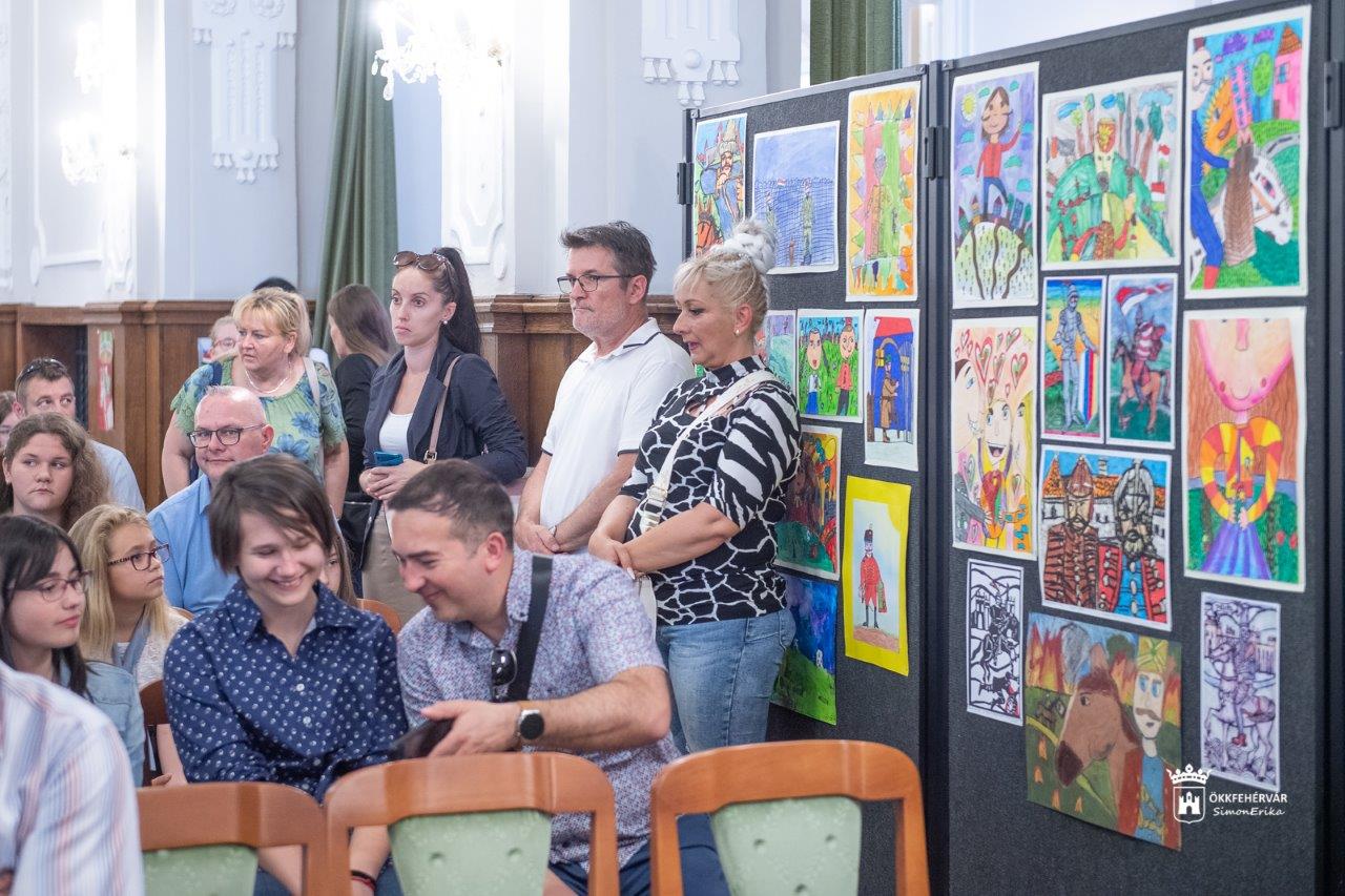 Képeken a Kárpát-medencei gyermekrajzpályázat díjátadója